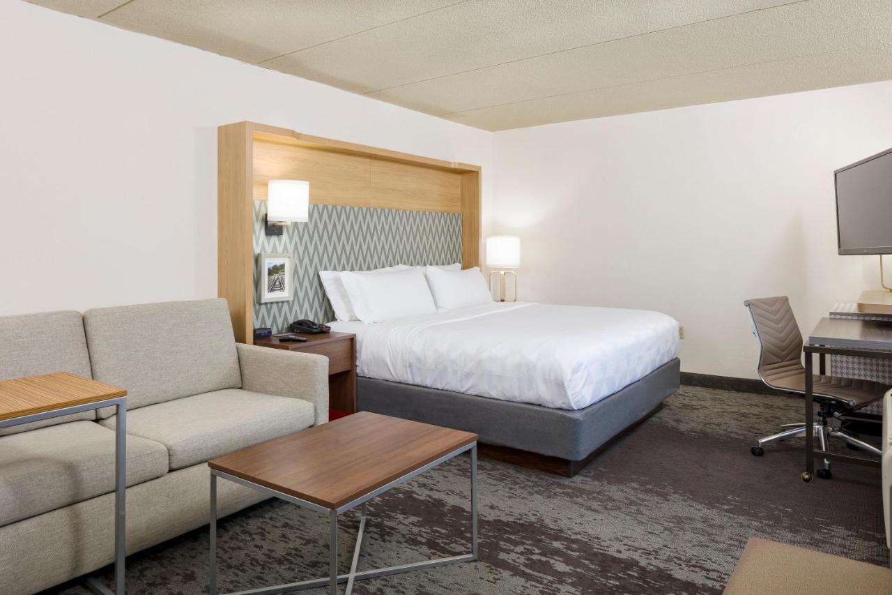 Deluxe King Suite at Holiday Inn Salem - I-93 at Exit 2, an IHG Hotel
