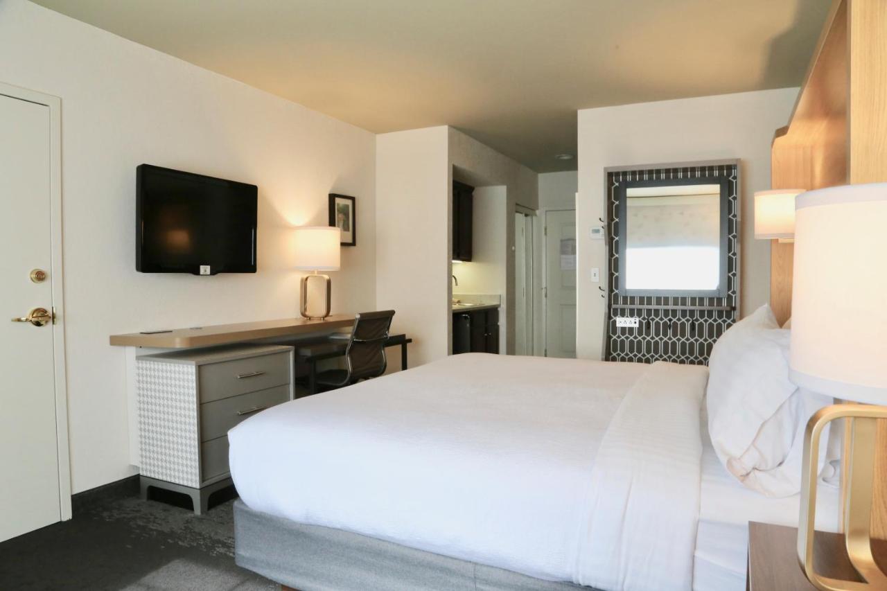 Deluxe King Room at Holiday Inn Salem - I-93 at Exit 2, an IHG Hotel