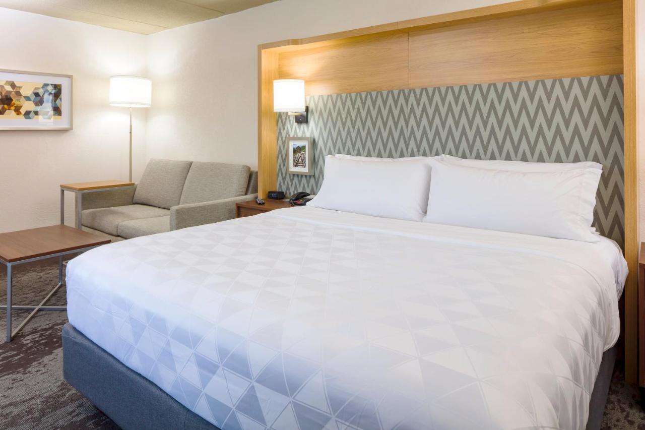 Deluxe King Room at Holiday Inn Salem - I-93 at Exit 2, an IHG Hotel