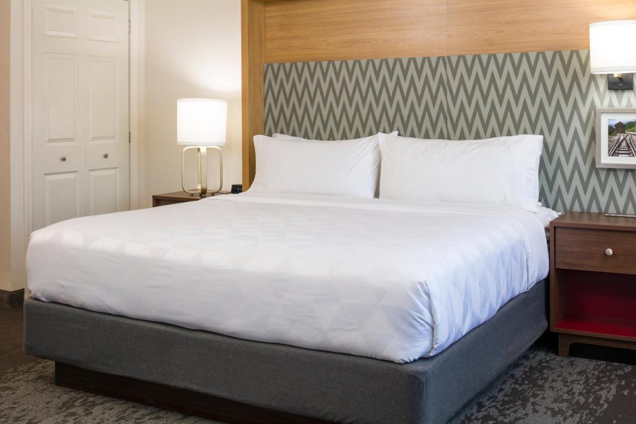 Deluxe King Room at Holiday Inn Salem - I-93 at Exit 2, an IHG Hotel