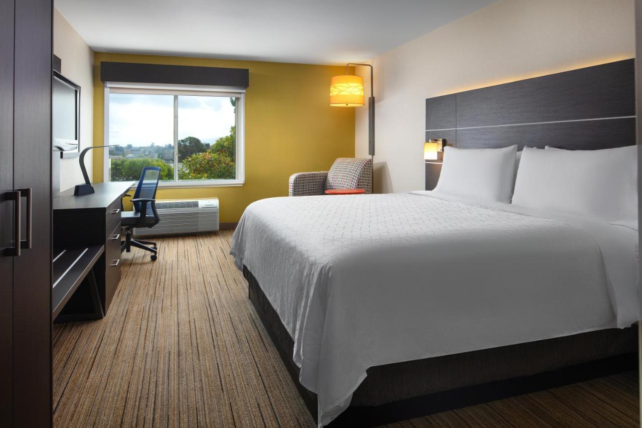 King Room at Holiday Inn Express Suites Belmont by IHG