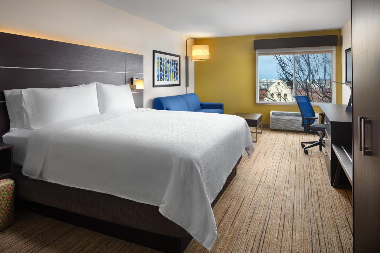 Executive King Room at Holiday Inn Express Suites Belmont by IHG