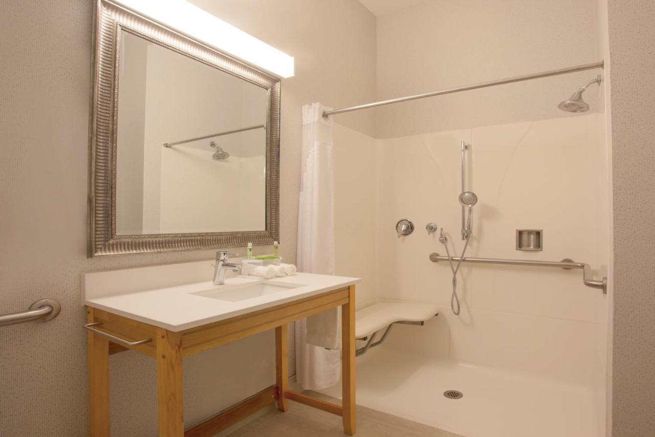 Queen Room - Disability Access at Holiday Inn Express & Suites Davis - University Area by IHG