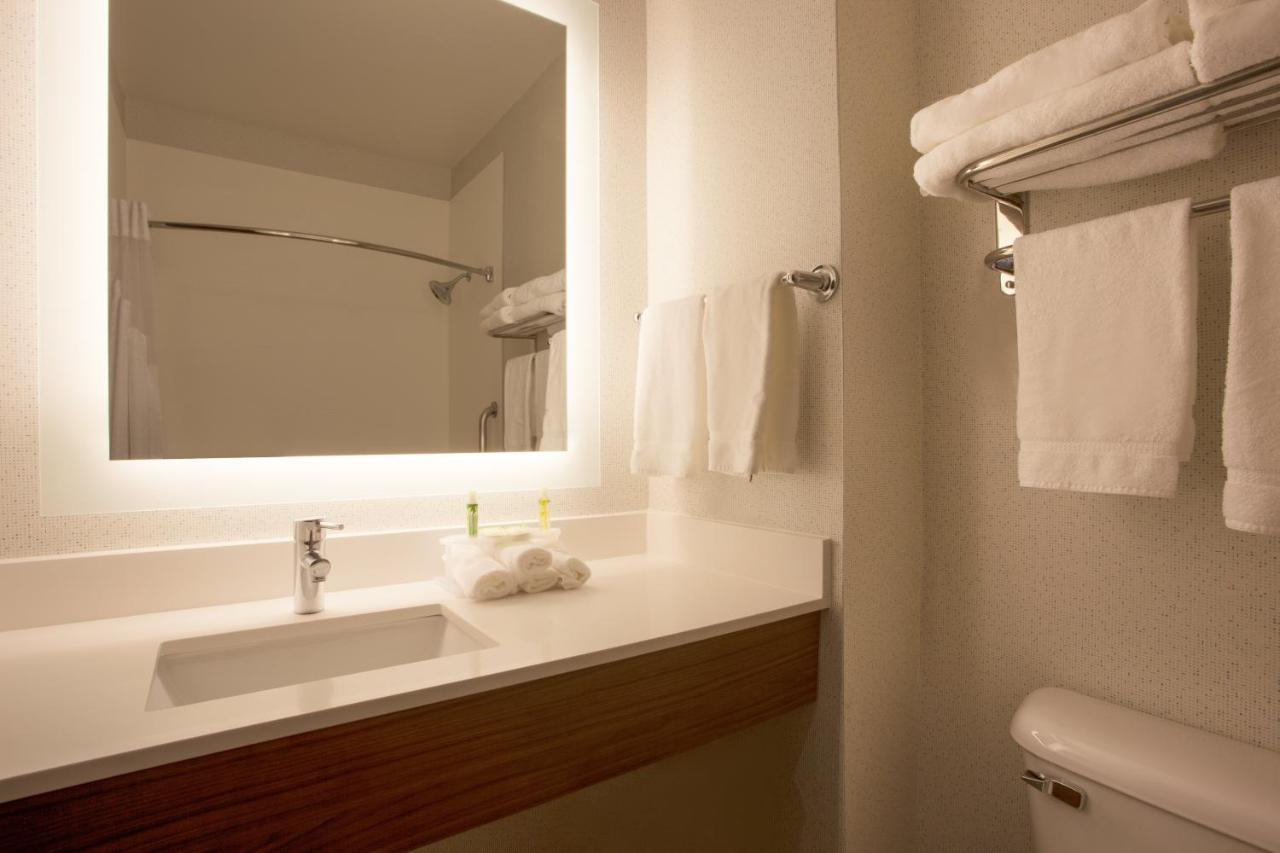 One-Bedroom Queen Suite at Holiday Inn Express & Suites Davis - University Area by IHG