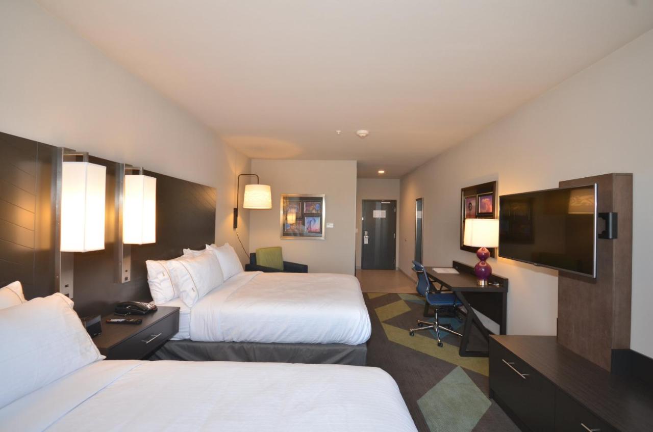 Queen Room at Holiday Inn Express & Suites Oklahoma City Mid - Arpt Area by IHG