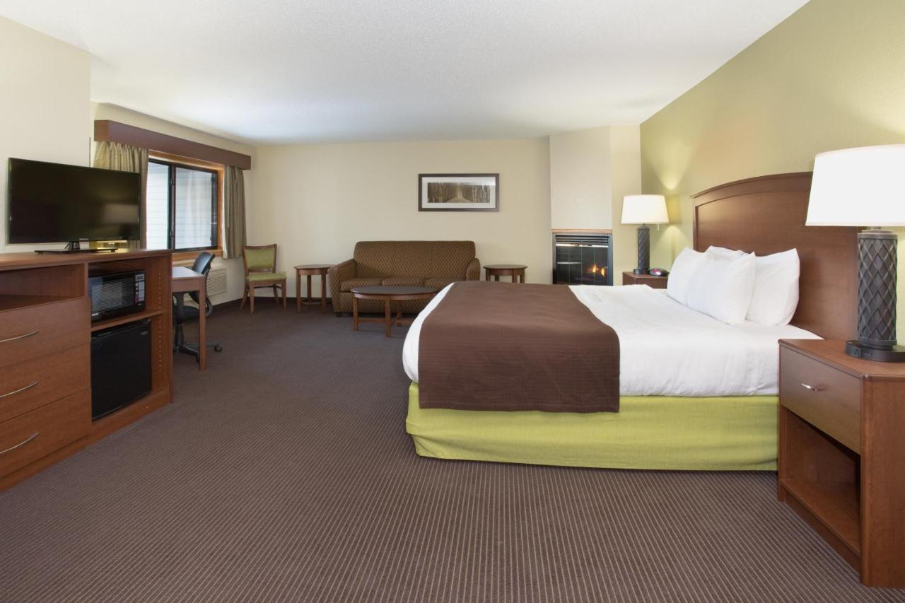 King Suite at Cobblestone Hotel & Suites – Wisconsin Rapids