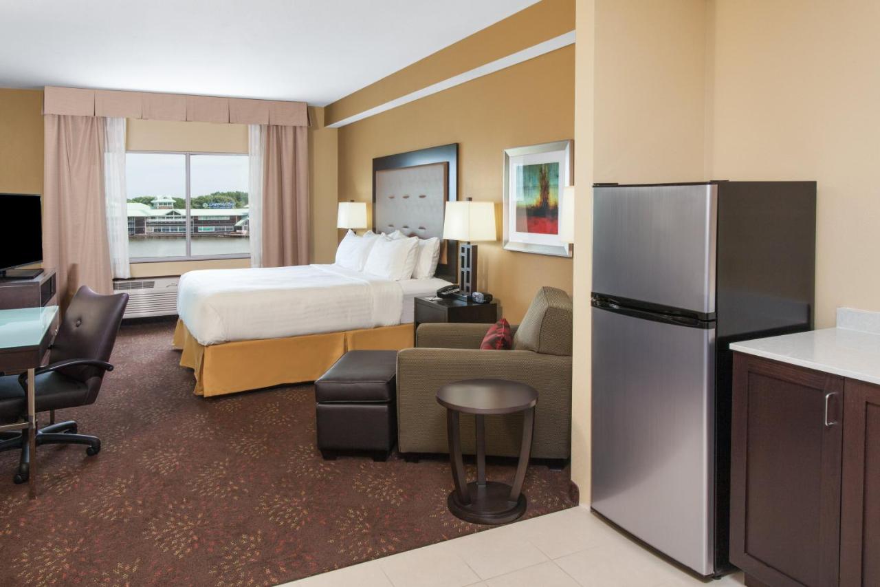 King Suite at Holiday Inn Express & Suites Sandusky by IHG