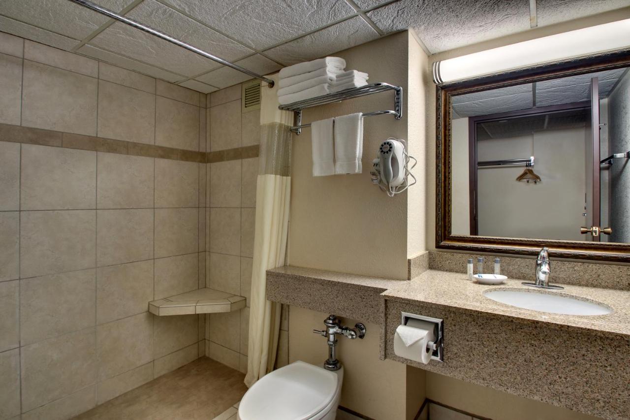 Suite with Hot Tub at EverSpring Inn