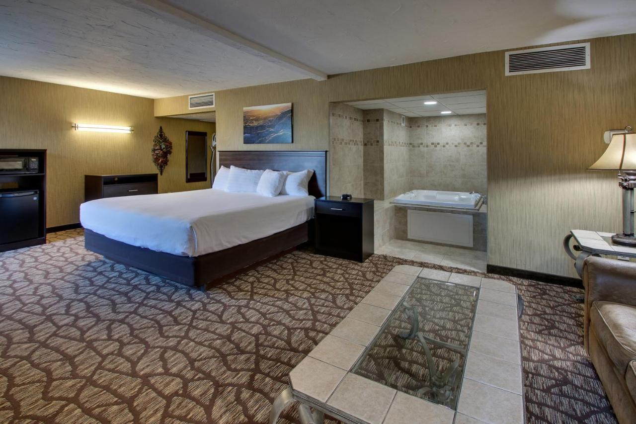 Suite with Hot Tub at EverSpring Inn