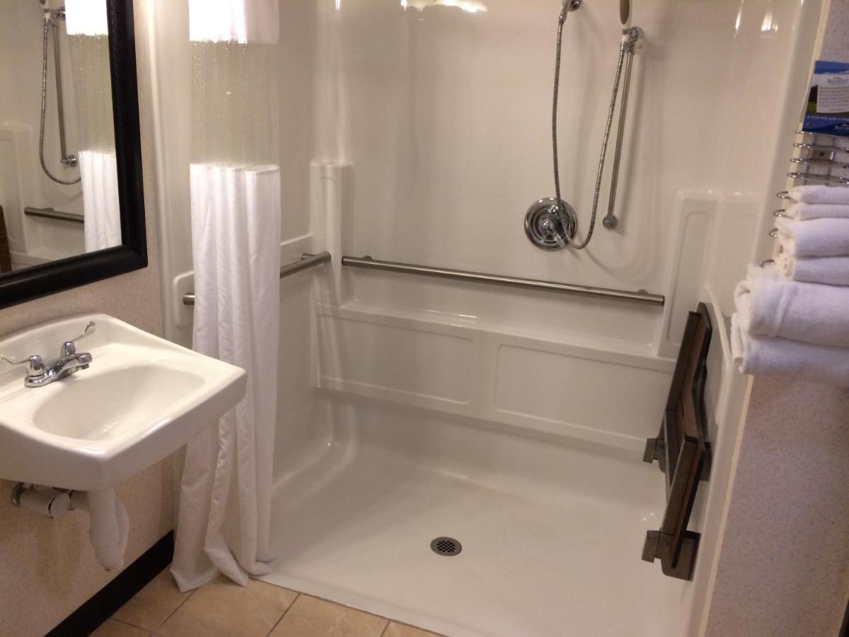 Queen Room - Mobility Access/Non-Smoking at Baymont by Wyndham Pella
