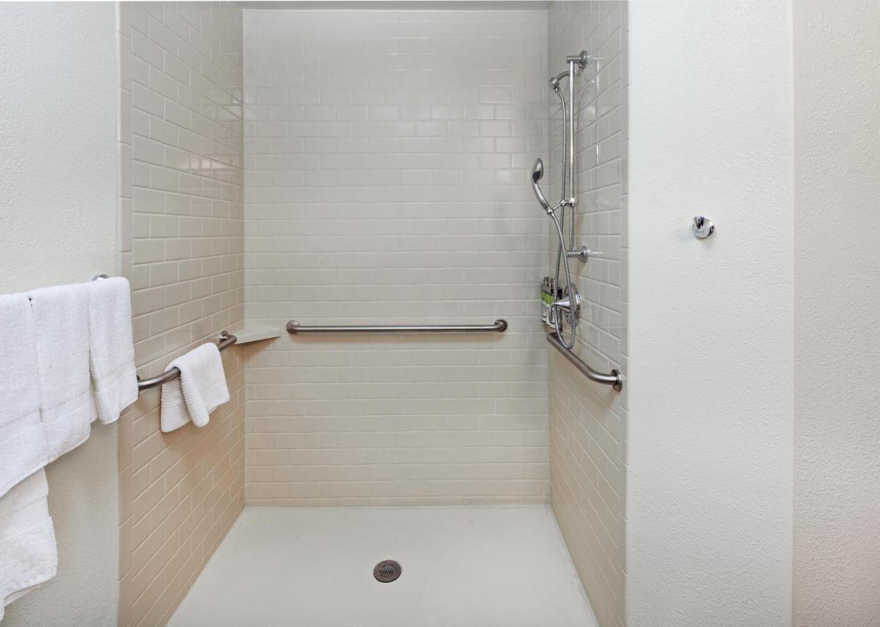 Queen Studio Suite - Mobility Acces Roll in Shower/Non-Smoking at Candlewood Suites Houston North I45 by IHG