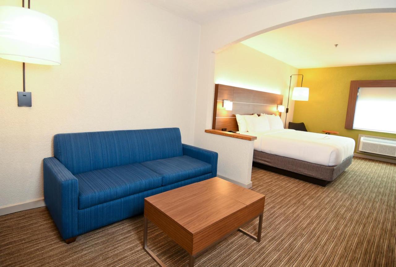 King Suite - Non-Smoking at Holiday Inn Express & Suites Port Clinton-Catawba Island by IHG