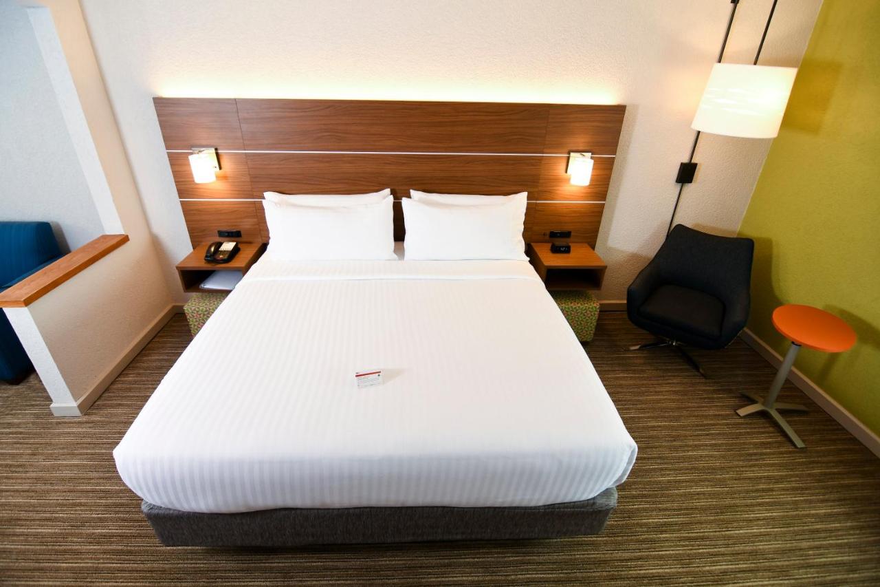 King Suite - Non-Smoking at Holiday Inn Express & Suites Port Clinton-Catawba Island by IHG