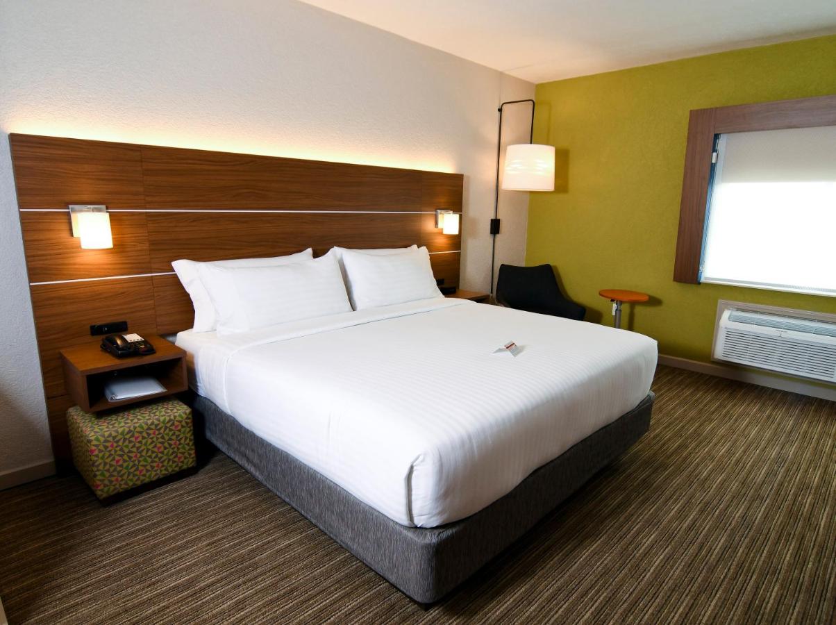 King Suite - Non-Smoking at Holiday Inn Express & Suites Port Clinton-Catawba Island by IHG