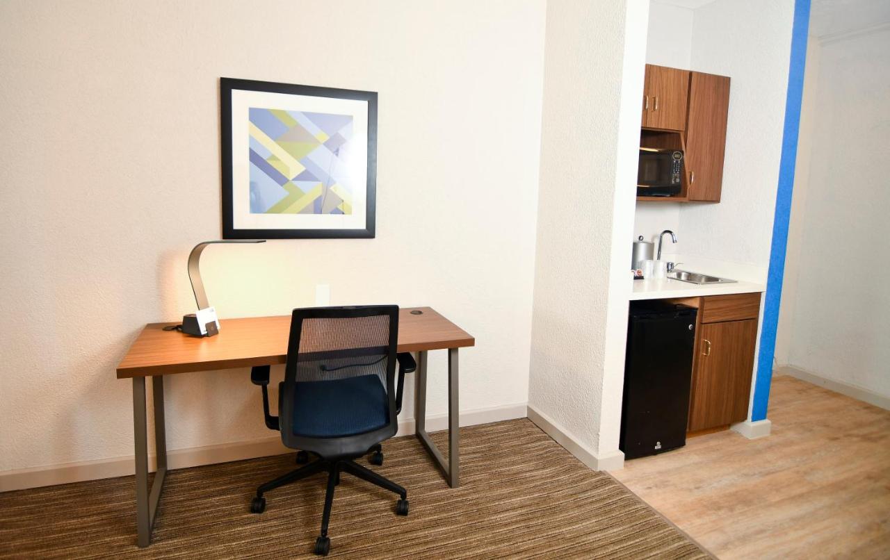 King Suite - Non-Smoking at Holiday Inn Express & Suites Port Clinton-Catawba Island by IHG