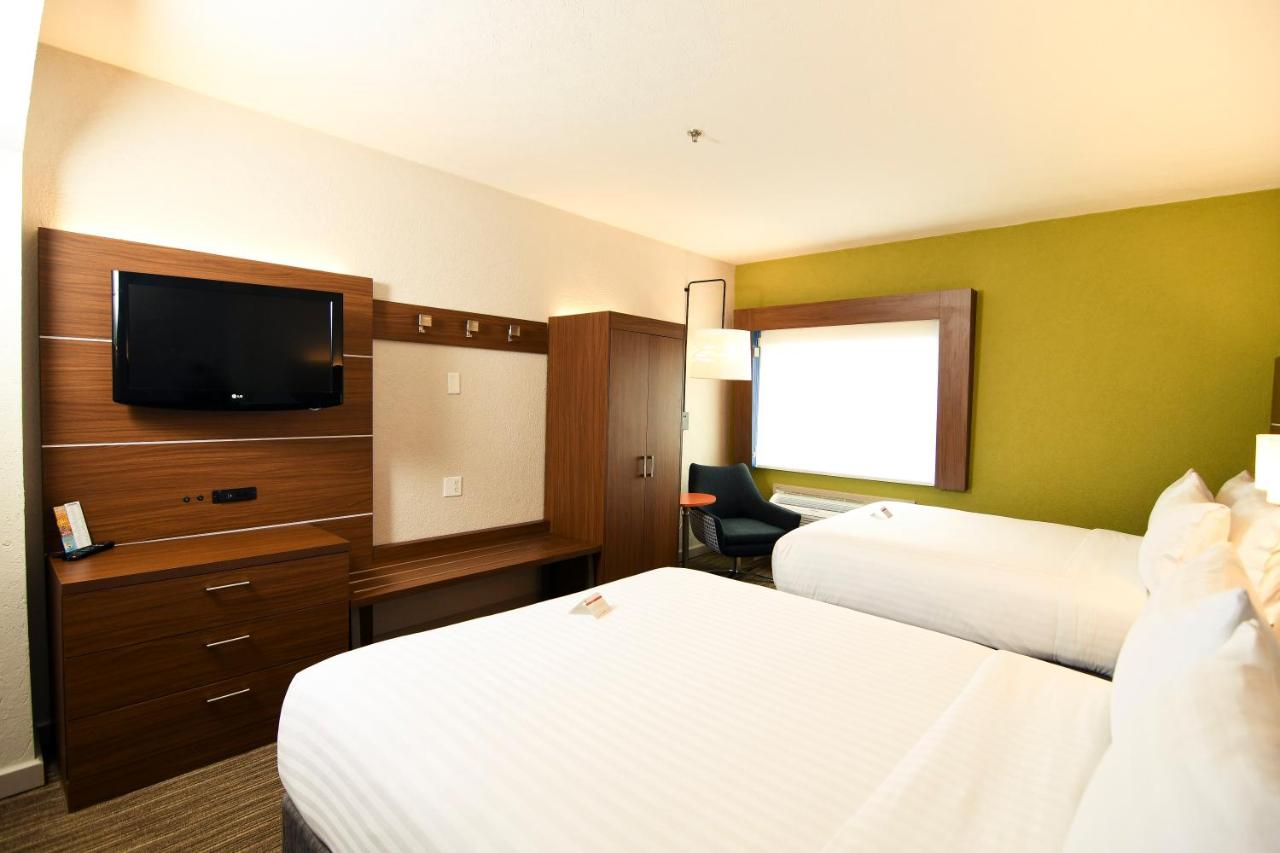 Feature Suite - Non-Smoking at Holiday Inn Express & Suites Port Clinton-Catawba Island by IHG