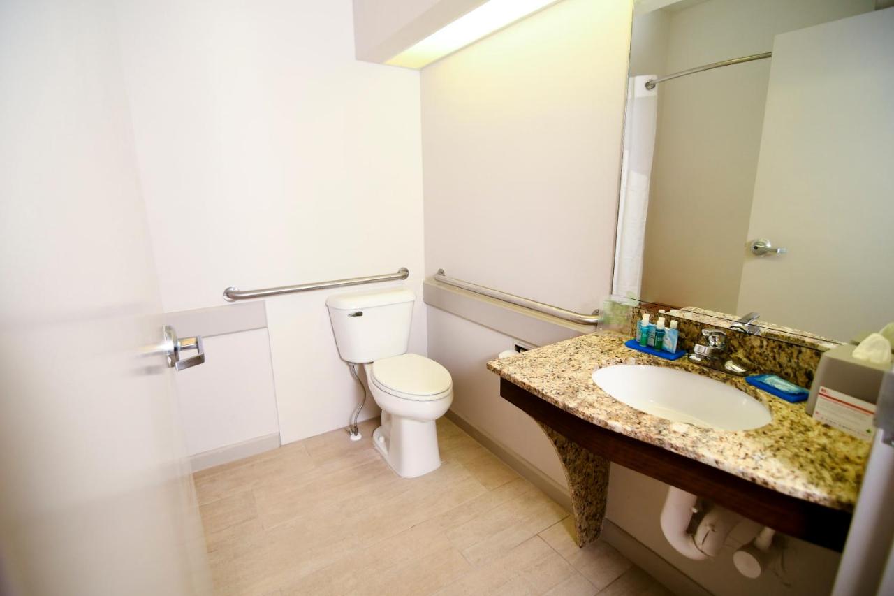 Suite - Mobility Access/Hearing Accessible at Holiday Inn Express & Suites Port Clinton-Catawba Island by IHG