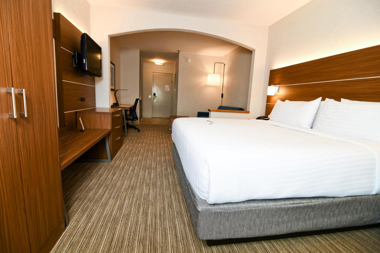 King Suite - Non-Smoking at Holiday Inn Express & Suites Port Clinton-Catawba Island by IHG