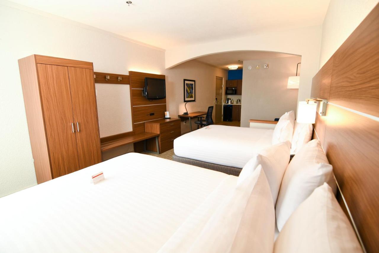 Suite - Mobility Access/Hearing Accessible at Holiday Inn Express & Suites Port Clinton-Catawba Island by IHG