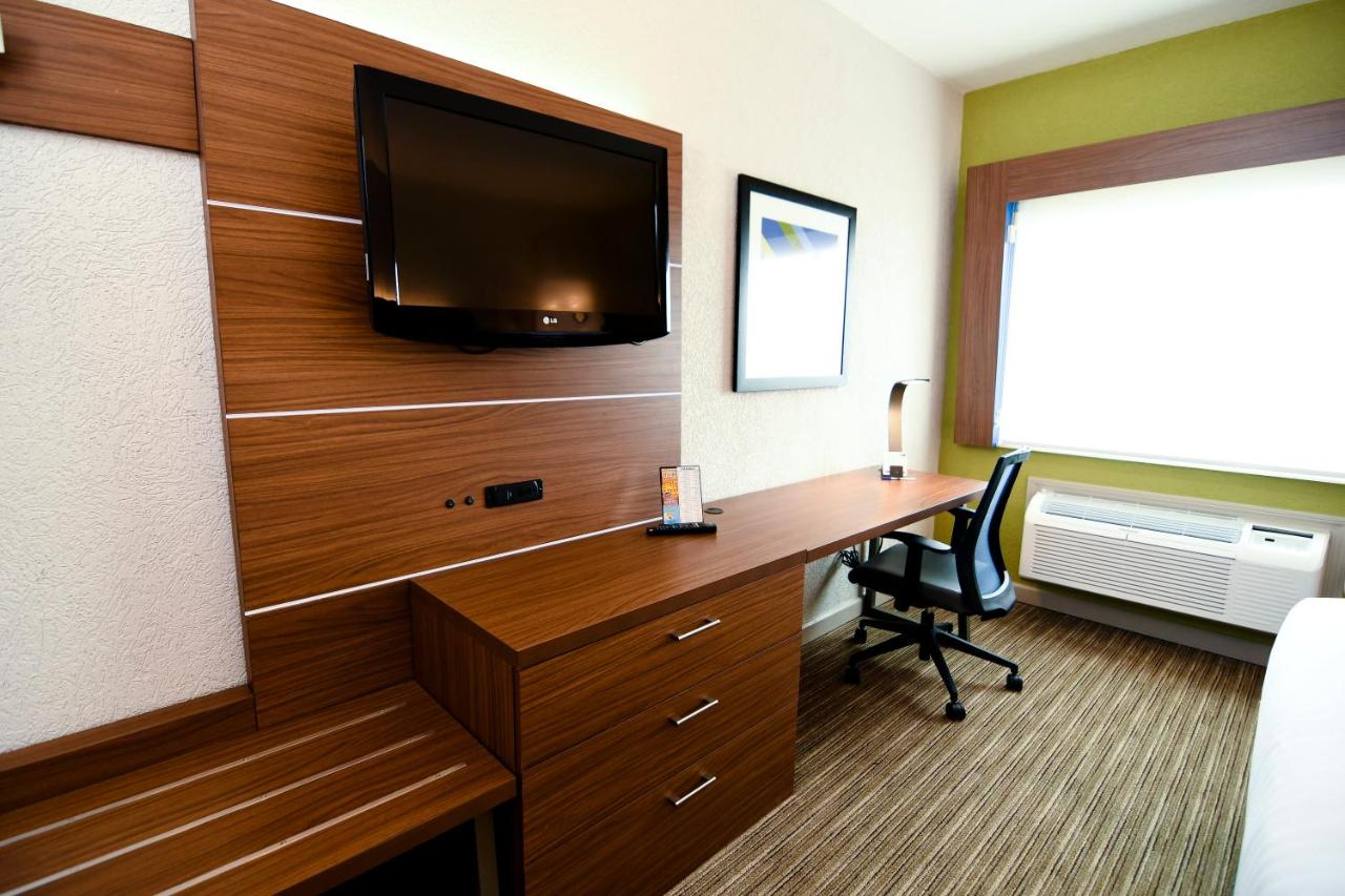 Queen Room with Two Queen Beds - Non-Smoking at Holiday Inn Express & Suites Port Clinton-Catawba Island by IHG