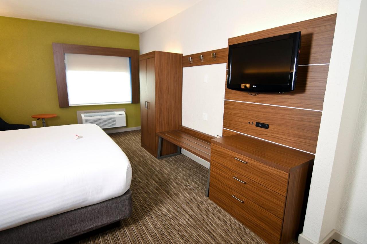King Suite - Non-Smoking at Holiday Inn Express & Suites Port Clinton-Catawba Island by IHG