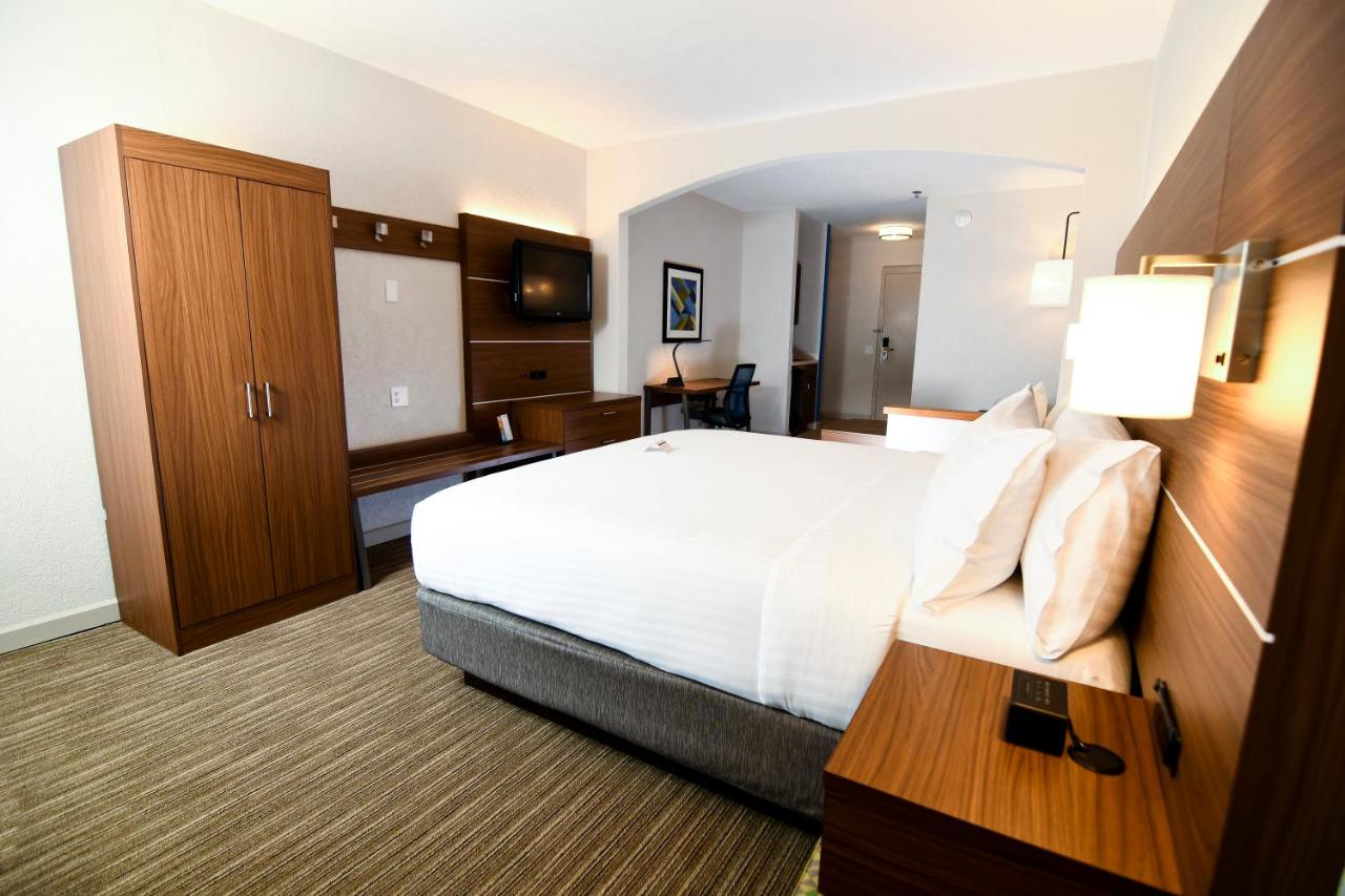 King Suite - Non-Smoking at Holiday Inn Express & Suites Port Clinton-Catawba Island by IHG