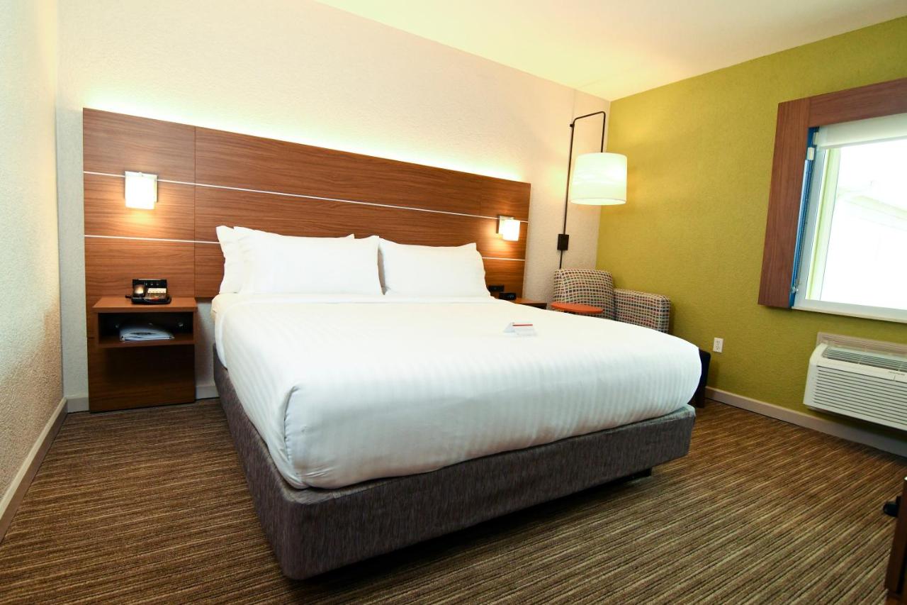 Superior King Room - Non-Smoking at Holiday Inn Express & Suites Port Clinton-Catawba Island by IHG