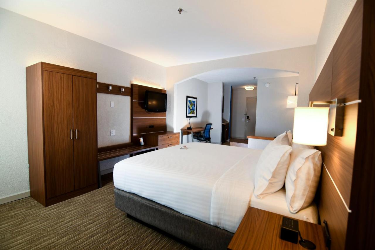 King Suite - Non-Smoking at Holiday Inn Express & Suites Port Clinton-Catawba Island by IHG