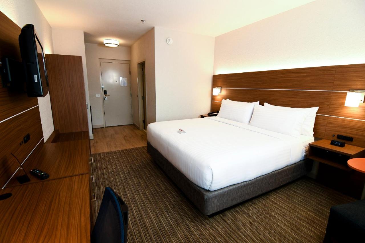 Superior King Room - Non-Smoking at Holiday Inn Express & Suites Port Clinton-Catawba Island by IHG