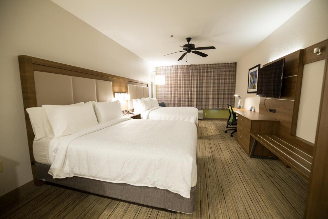 Executive Queen Room at Holiday Inn Express Clinton by IHG