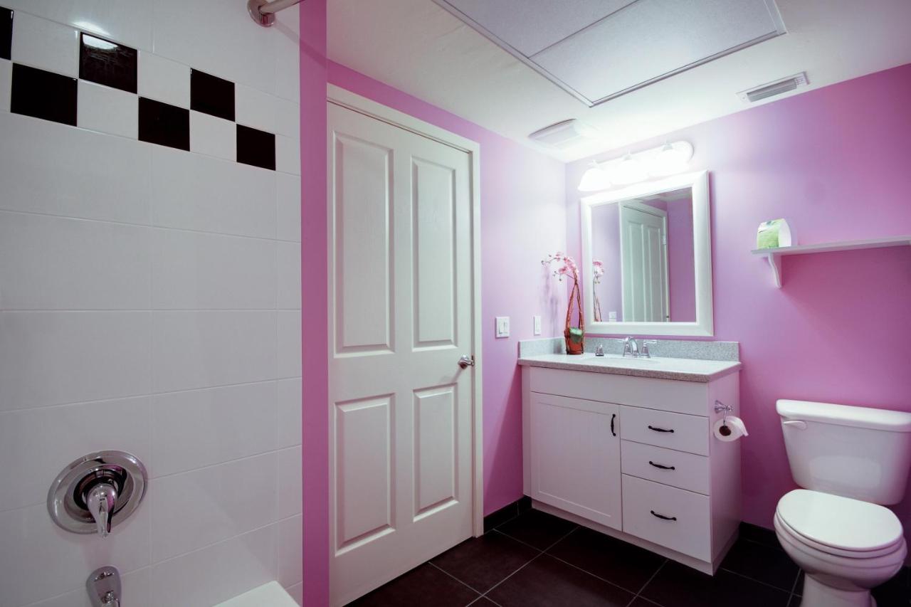 Two-Bedroom Apartment with Queen Bed and Two Twins at Harbour House At The Inn