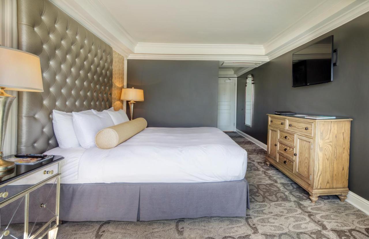 Standard King Room at Hotel Ballard