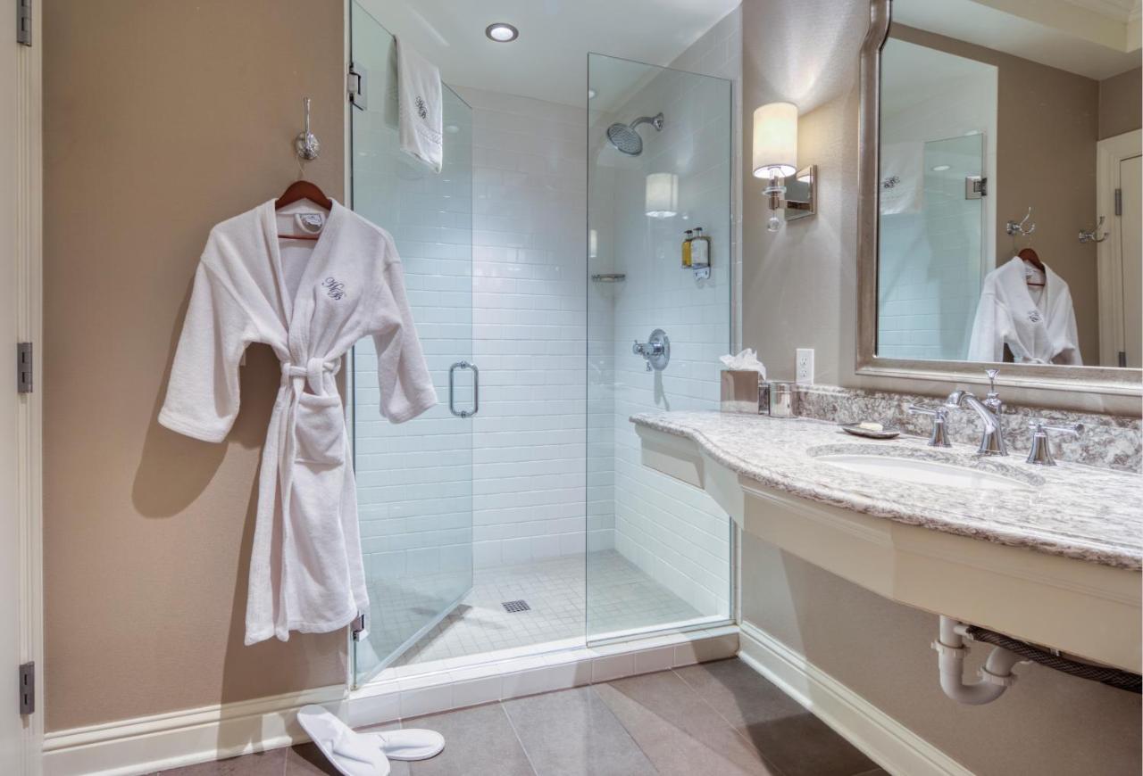 Standard King Room at Hotel Ballard