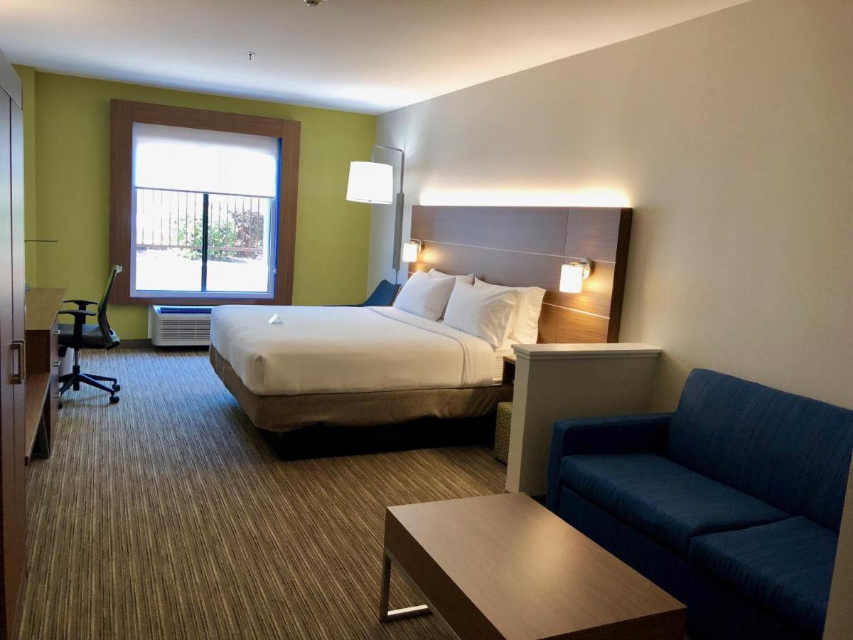King Suite at Holiday Inn Express Arlington by IHG