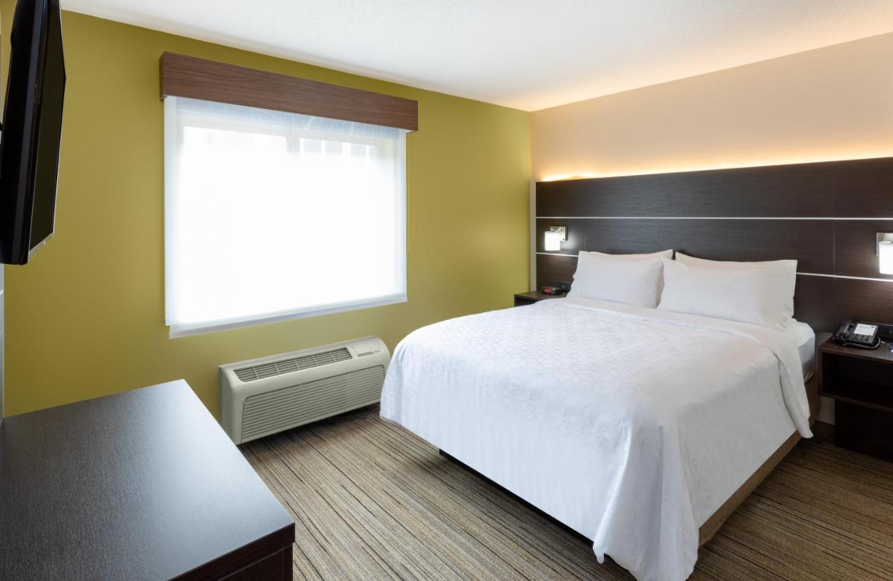 Queen Suite at Holiday Inn Express Hotel & Suites Downtown Minneapolis by IHG