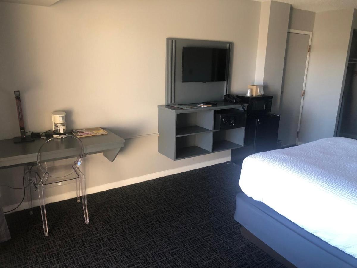 Deluxe Queen Room at Satellite Hotel