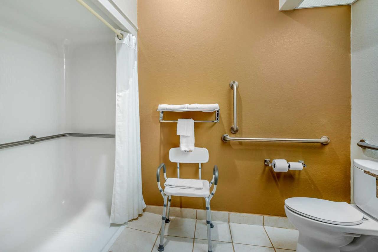 King Room - Disability Access/Non-Smoking at Quality Inn & Suites Jefferson City