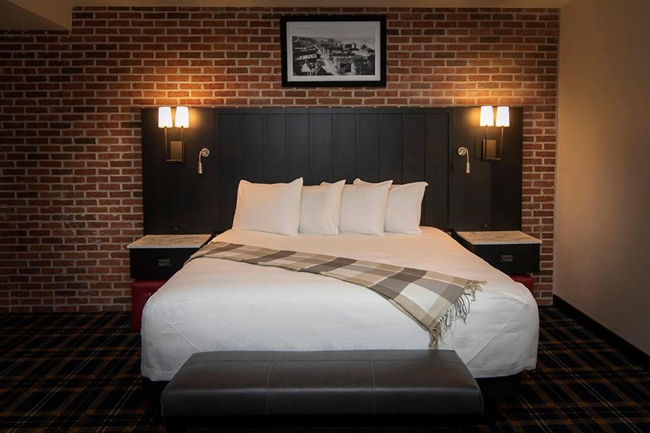 Suite with City View at Water Street Inn