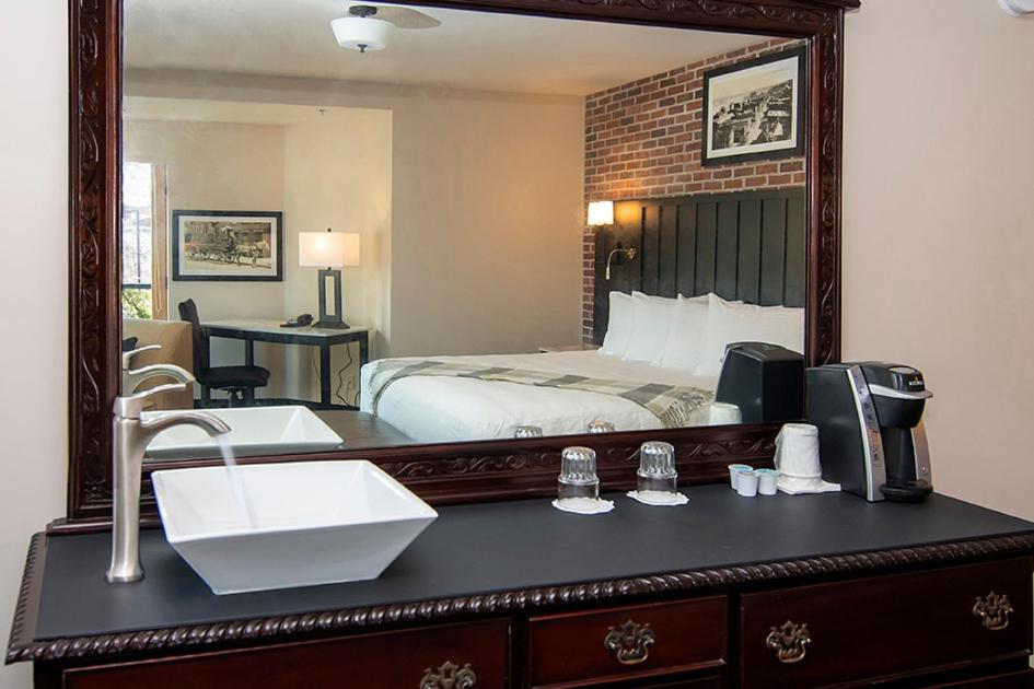 Suite with City View at Water Street Inn