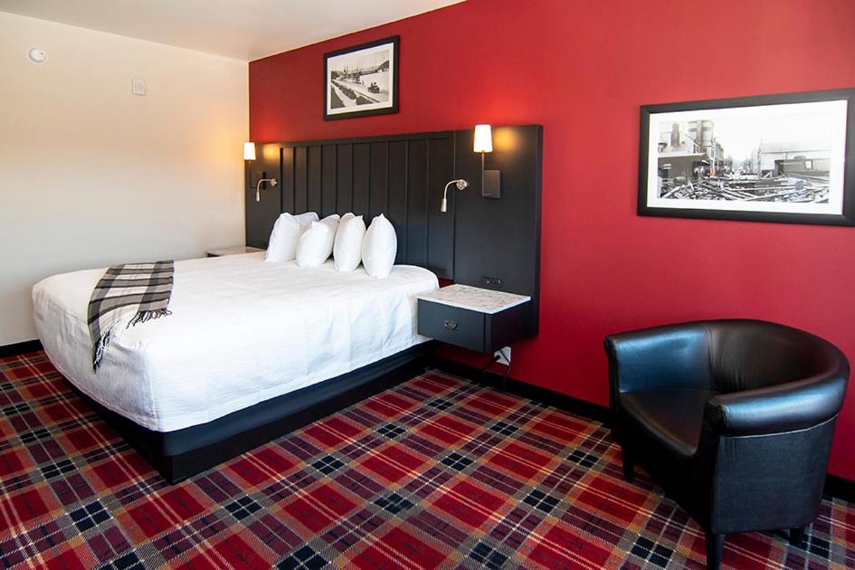 Suite with River View at Water Street Inn