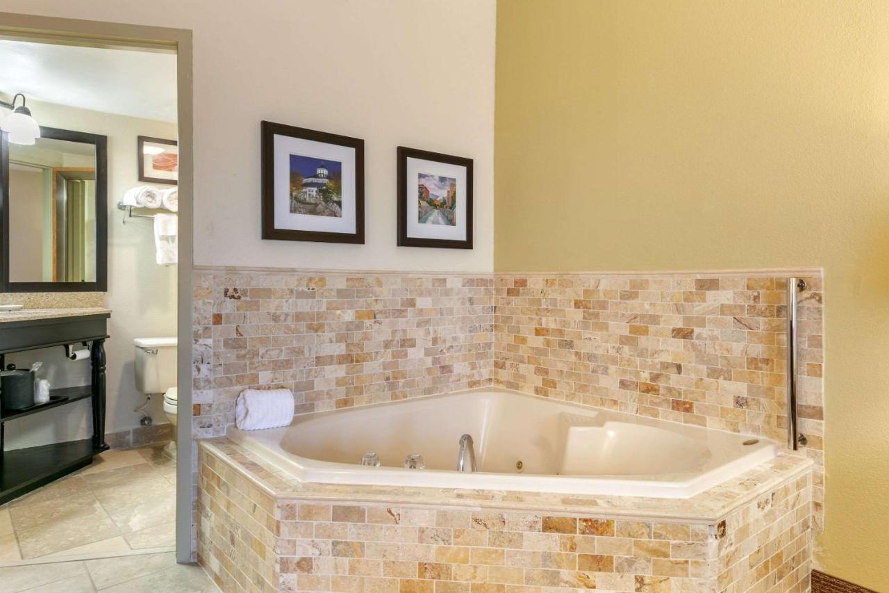 King Suite with Whirlpool - Non-Smoking at Comfort Inn Chattanooga Downtown Southside