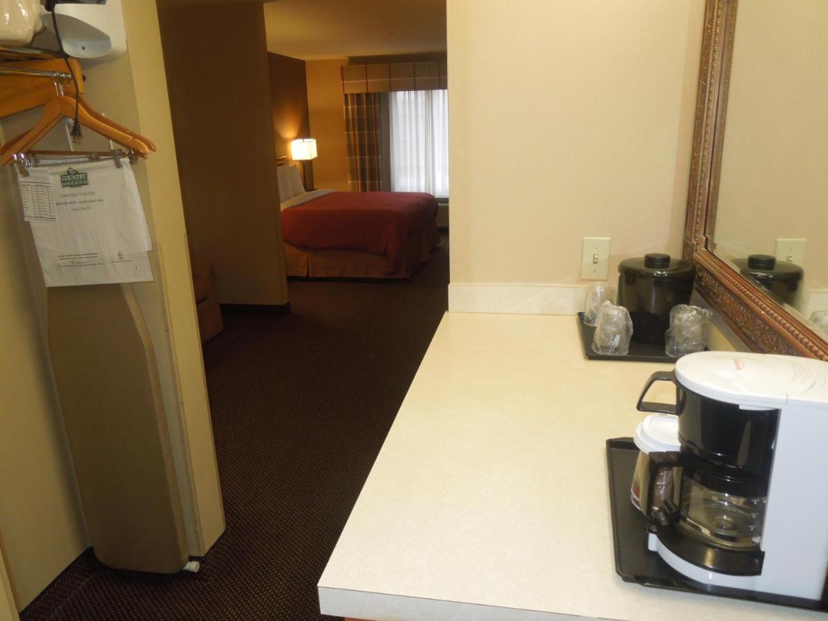 One-Bedroom King Suite - Accessible with Roll in Shower at Country Inn & Suites by Radisson, Bel Air/Aberdeen, MD