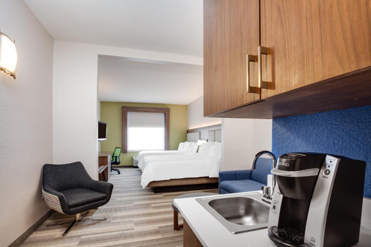Queen Suite with Sofa Bed at Holiday Inn Express Hotel & Suites Clewiston by IHG