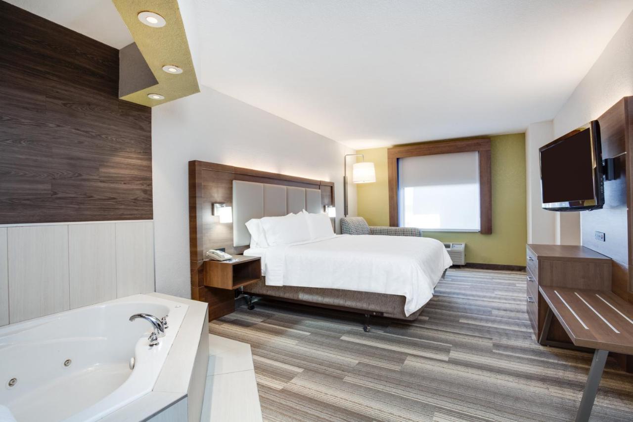 King Suite with Spa Bath at Holiday Inn Express Hotel & Suites Clewiston by IHG
