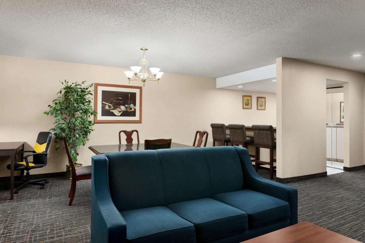 One-Bedroom Deluxe King Suite - Non-Smoking at Baymont by Wyndham Sioux Falls West (67058) Sioux/ Near Airport