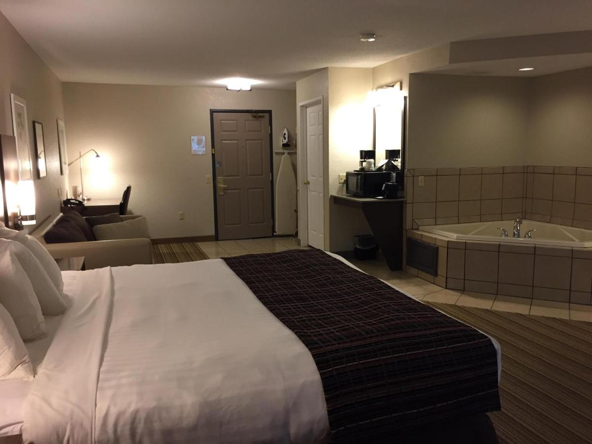 Studio King Suite with Whirlpool - Non-Smoking at Country Inn & Suites by Radisson, Platteville, WI
