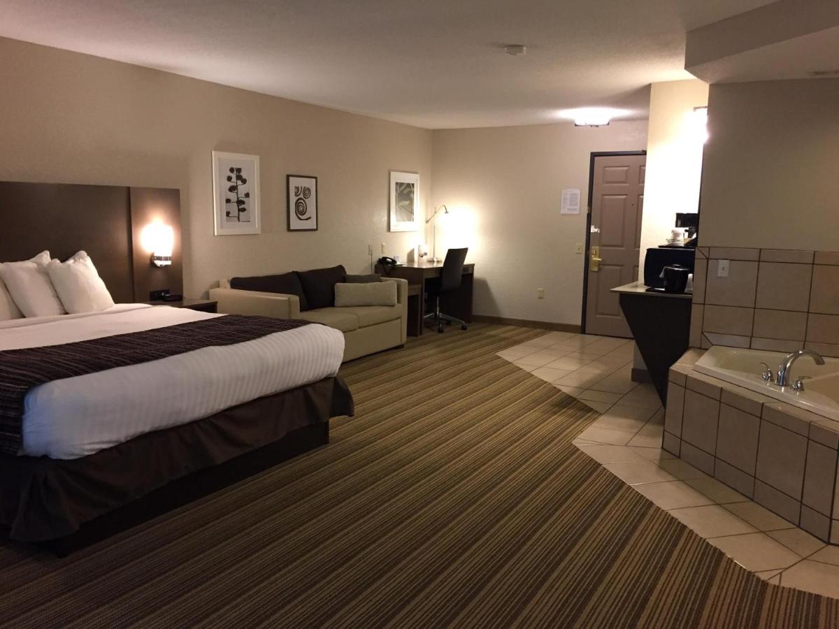 Studio King Suite with Whirlpool - Non-Smoking at Country Inn & Suites by Radisson, Platteville, WI
