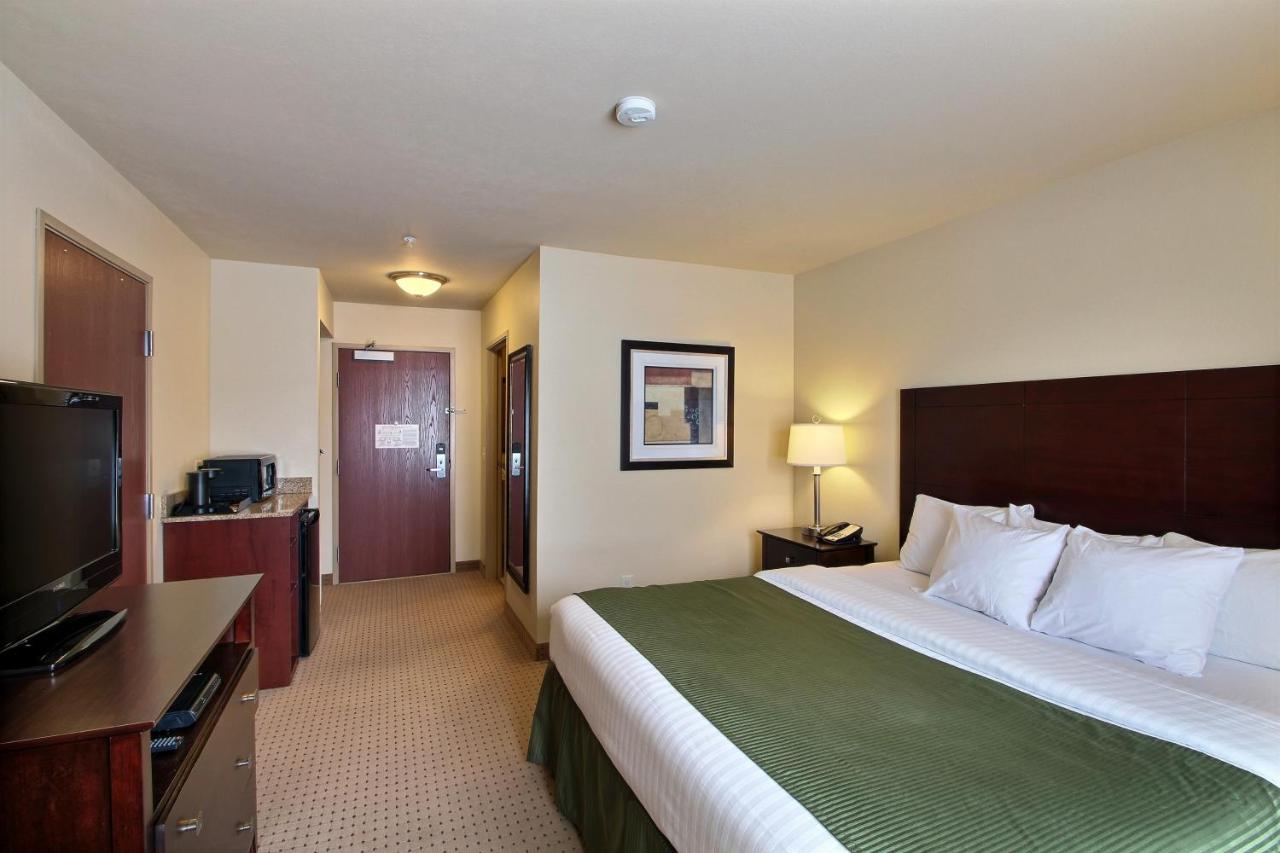 King Room - Disability Access at Cobblestone Inn & Suites - Brillion
