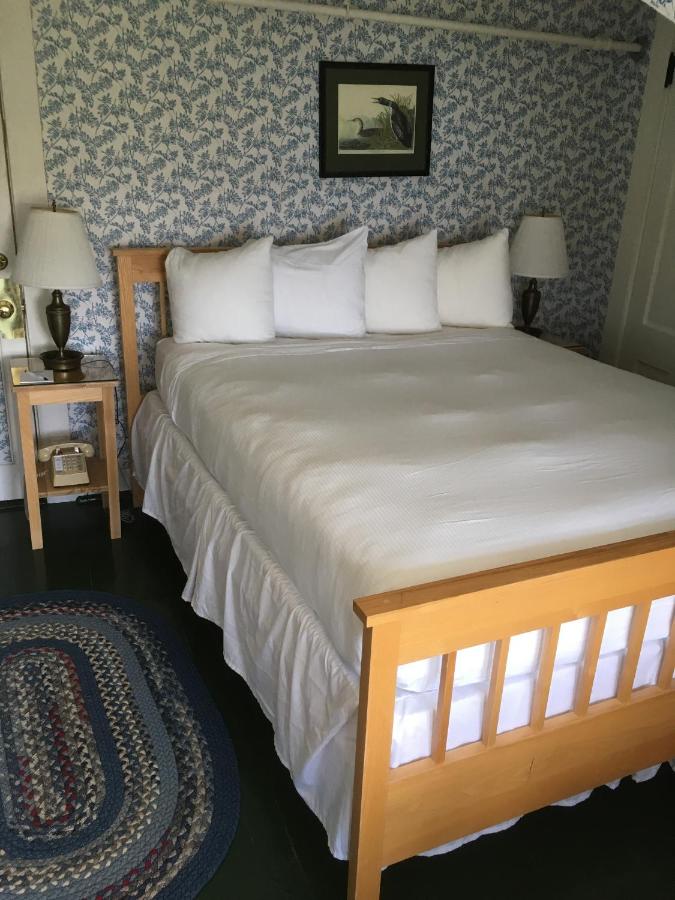 Standard Triple Room with Sea View at Asticou Inn
