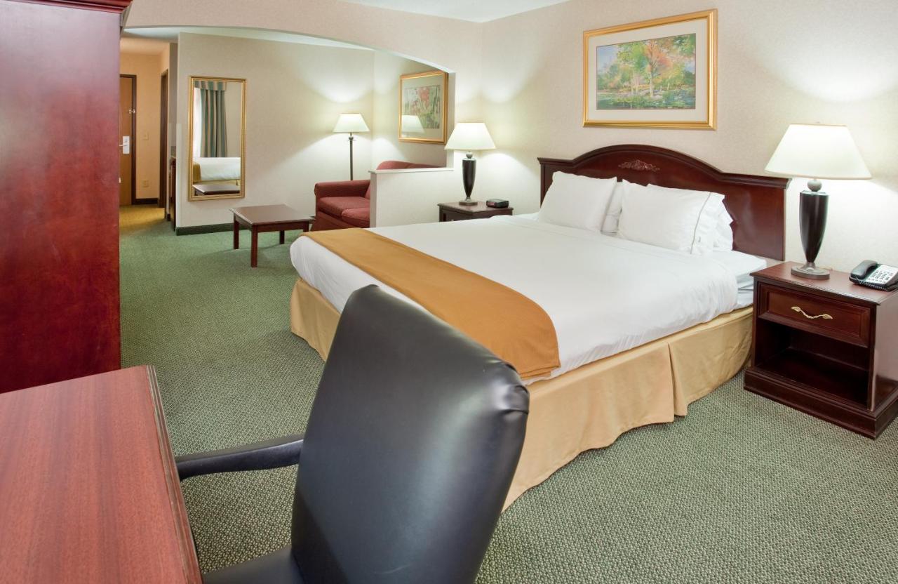 Deluxe King Room - Smoking at Holiday Inn Express & Suites O'Fallon/Shiloh by IHG